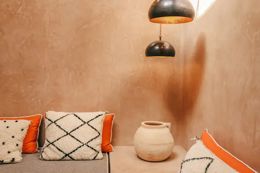 Artisan Tadelakt au travail - Savoir-faire ancestral de Tadelakt Elbahja